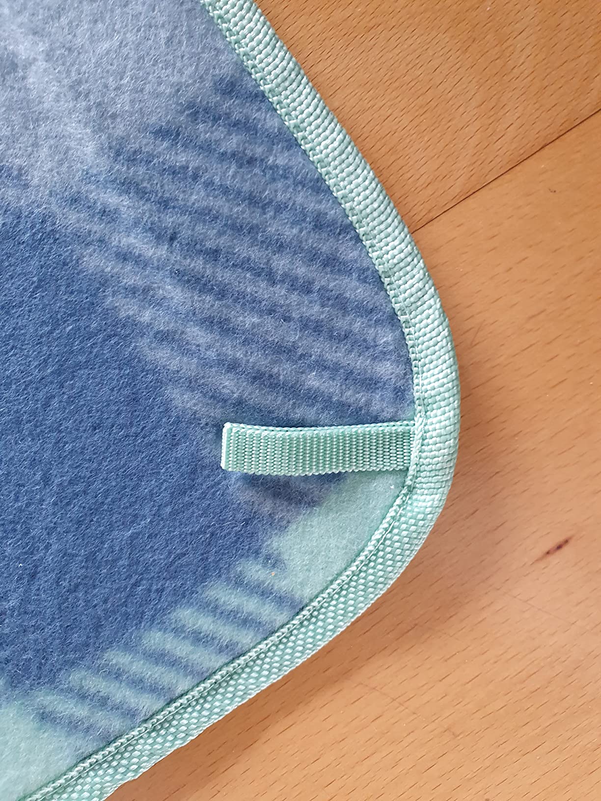 Hält feuchten Boden ab