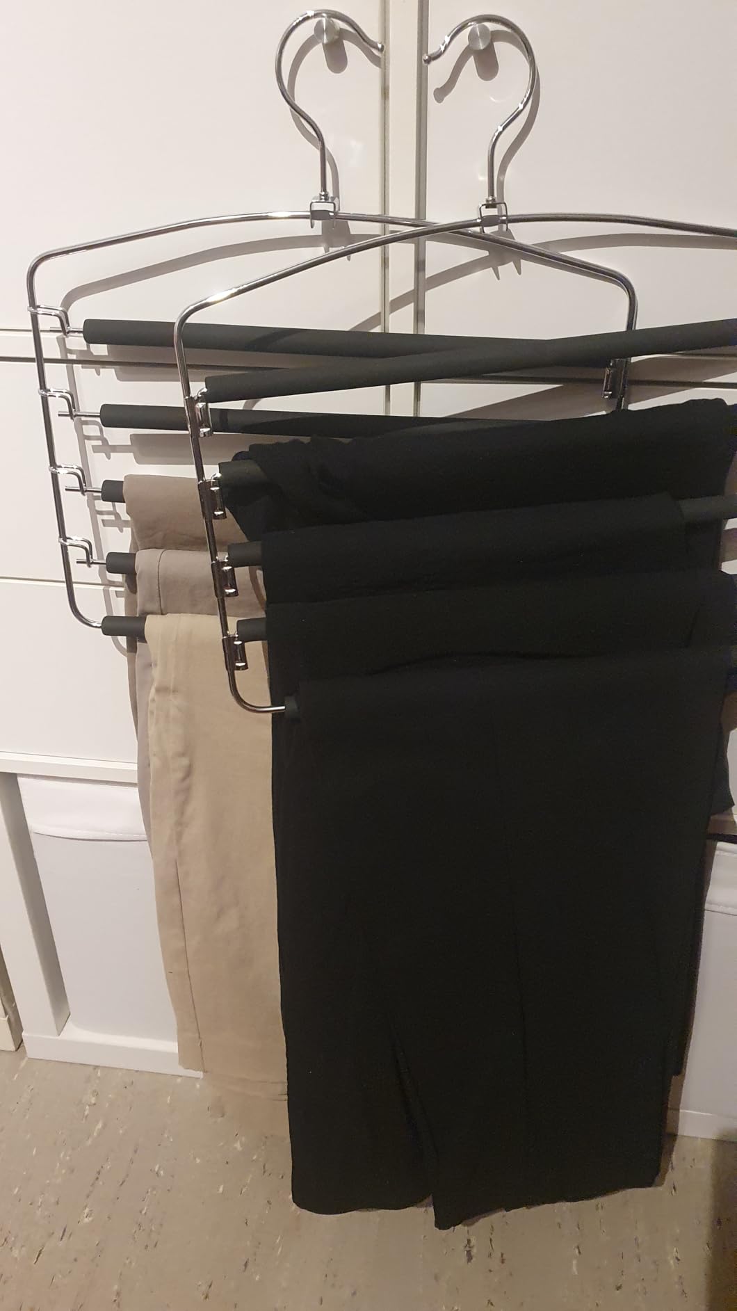 Fünf Hosen auf einem Bügel